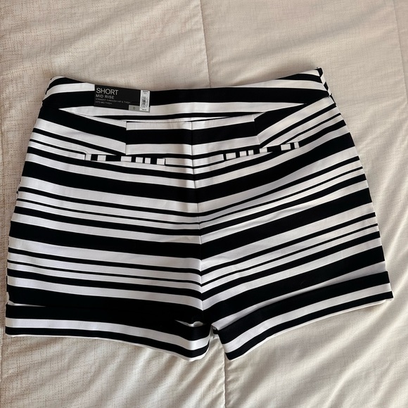Apt. 9 Mid Raise Black and White Striped Shorts Size 8 NWT - Picture 2 of 4